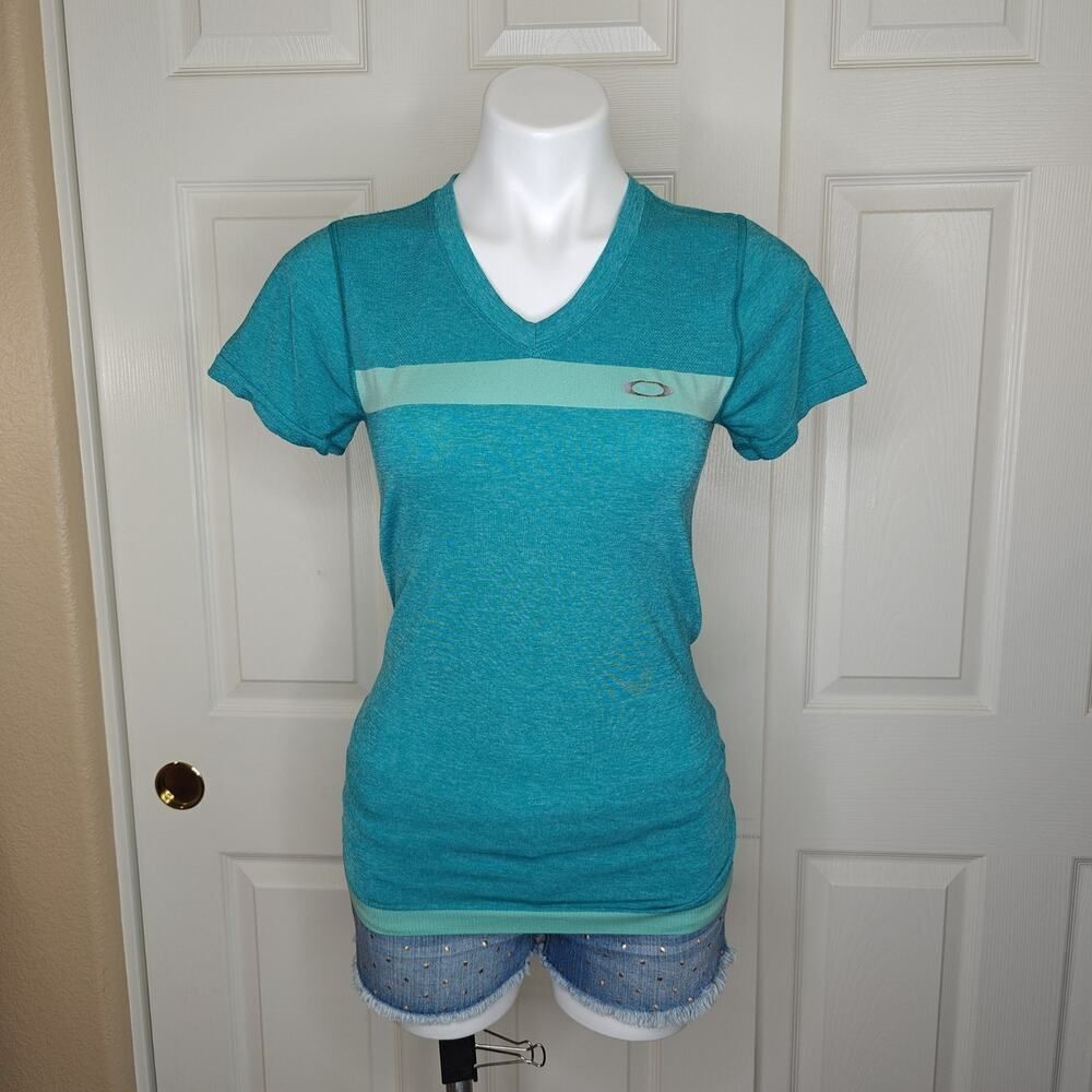Oakley lightweight seamless V-neck stretch athletic tee sz S
